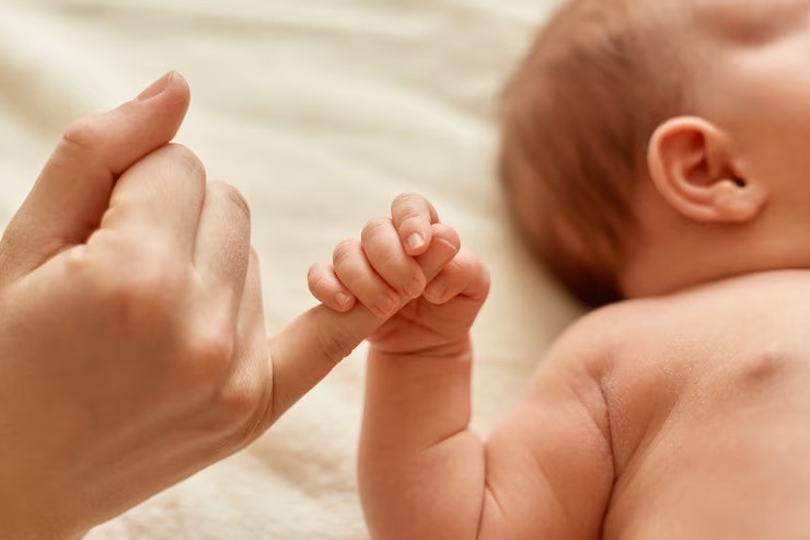 aktivitas bayi 3 bulan, stimulasi fisik bayi, memperkuat otot bayi, tahapan perkembangan motorik bayi, bayi belajar duduk, bayi merangkak, bayi merayap, perkembangan bayi 6 bulan, tips parenting bayi baru lahir